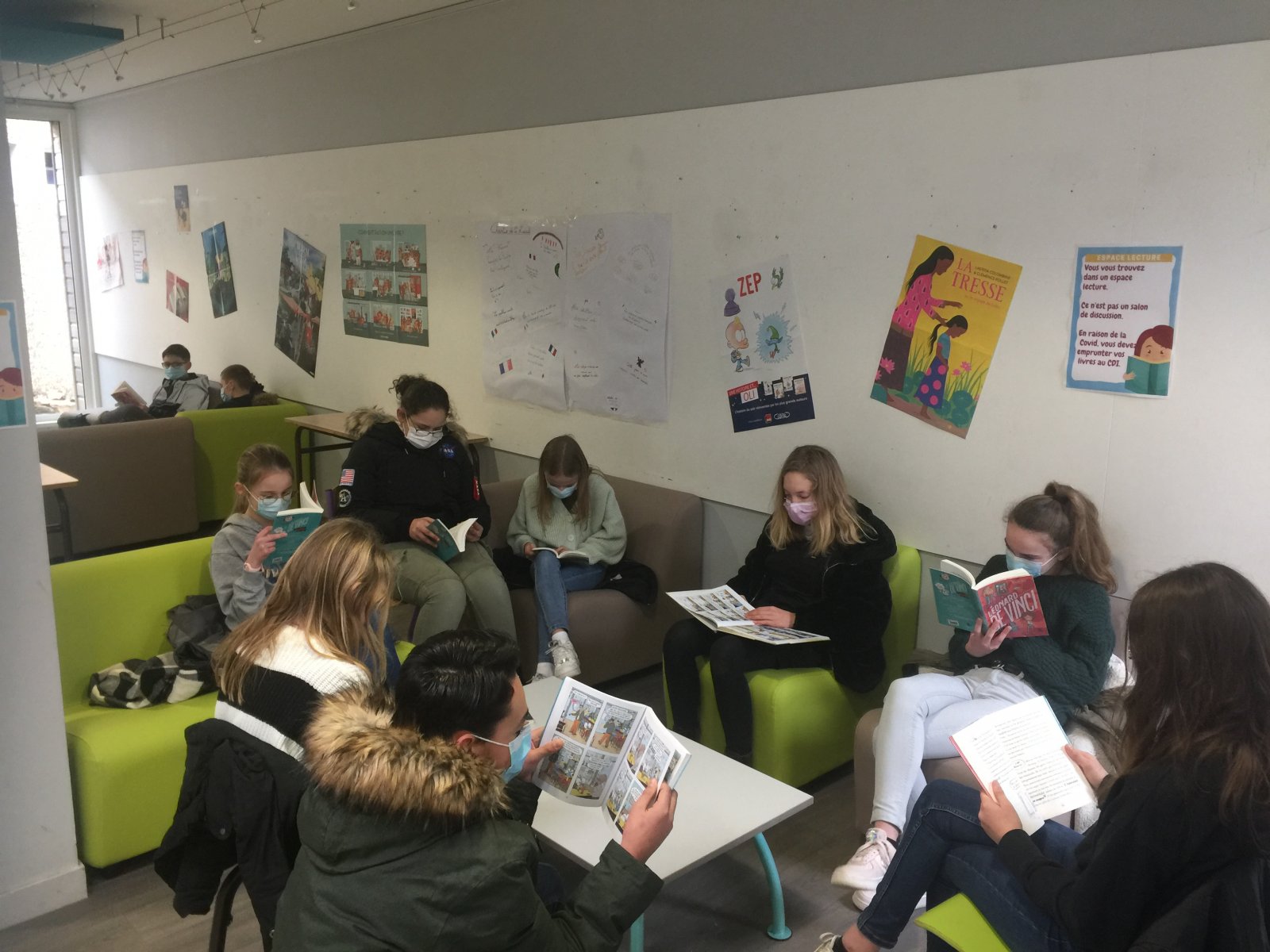 Coin lecture dans la galerie - Collège Charles LEANDRE